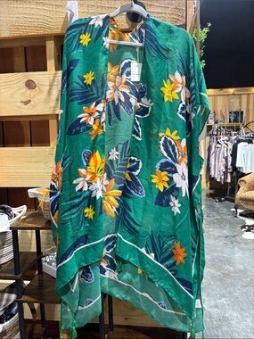 New Boutique Tropical Floral Kimono